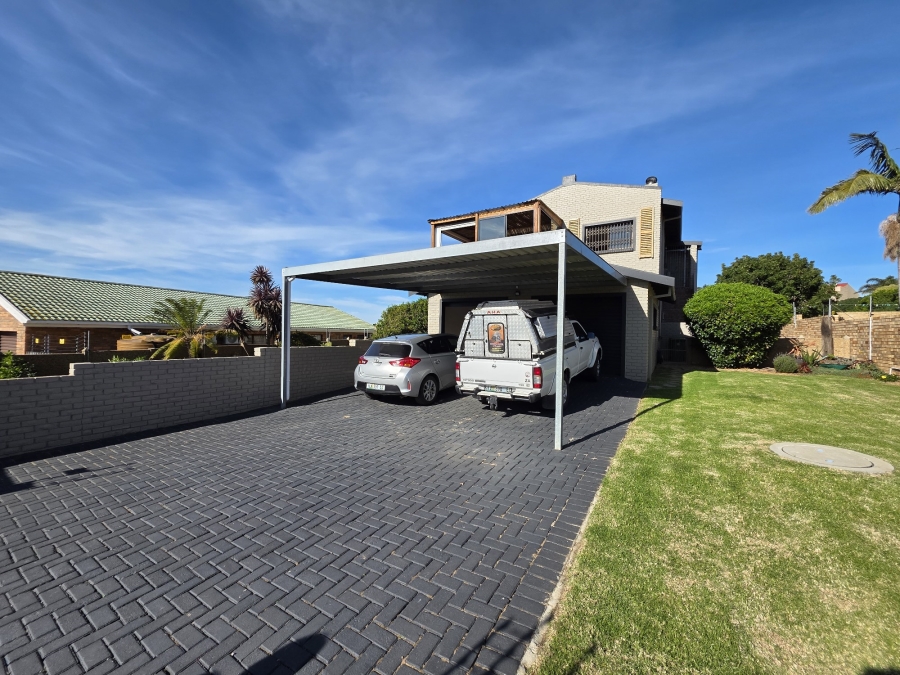 4 Bedroom Property for Sale in Wavecrest Eastern Cape